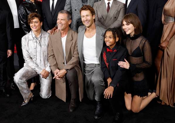 Katy O Brian, Josh Brolin, Glen Powell, Angelo Giorgio Gray and Emilia Jones kneel for a group photo when they arrive on the red carpet at Paramount s The Running Man New York Premiere at AMC Lincoln Square Theater on Sunday, November 9, 2025 in New York City.  NYP202511091121 JOHNxANGELILLO