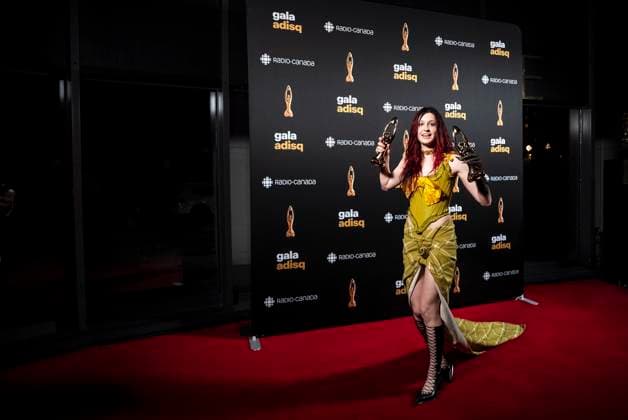 November 9, 2025, Montreal, Pq, Canada: Lou-Adriane Cassidy holds up two of her awards at the gala de l ADISQ awards ceremony, in Montreal on Sunday, Nov. 9, 2025. Montreal Canada  - ZUMAc35_ 20251109_zaf_c35_087 Copyright: xChristopherxKatsarovx