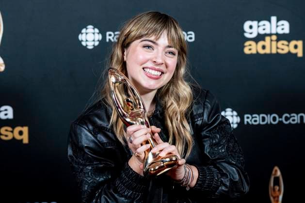 November 9, 2025, Montreal, Pq, Canada: Billie du Page holds up her award during the Gala de l ADISQ awards ceremony, in Montreal on Sunday, Nov. 9, 2025. Montreal Canada  - ZUMAc35_ 20251109_zaf_c35_106 Copyright: xChristopherxKatsarovx