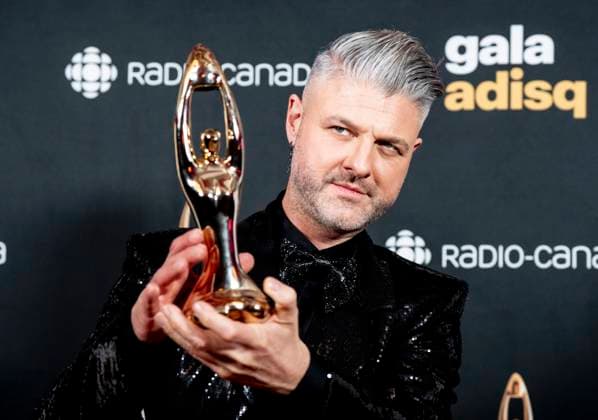 November 9, 2025, Montreal, Pq, Canada: Pierre Lapointe holds up his award for Best Male Artist at the Gala de l ADISQ awards ceremony, in Montreal on Sunday, Nov. 9, 2025. Montreal Canada  - ZUMAc35_ 20251109_zaf_c35_107 Copyright: xChristopherxKatsarovx