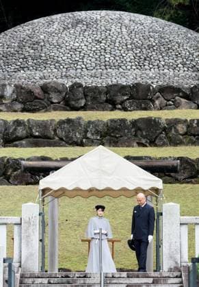 Japan s Princess Aiko Japanese Princess Aiko visits the mausoleum of Empress Kojun, her great-grandmother and wife of Emperor Showa, at the Musashi imperial mausoleum complex in Hachioji, western Tokyo, on Nov. 10, 2025, ahead of her first official overseas trip to Laos later in the month. (Pool photo)  A14AA0005023095P
