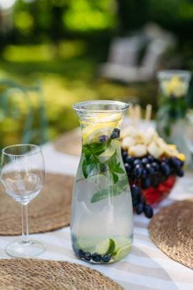IMAGO Creative, Ostern, Bräuche, Osterbrunch Fresh limonade and fruit salad served on outdoor table. Fresh limonade and fruit salad served on outdoor table. Garden party food. model released