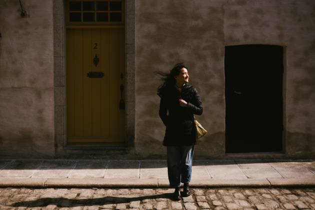 Japanese woman happy in sunshine on cobblestone street in town Québec City, Quebec, Canada CR_WVNP251106-1842434-01 ,model released, Symbolfoto