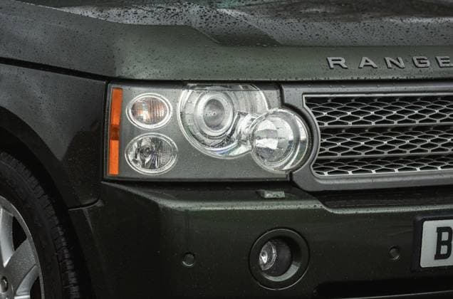 Queen’s old Range Rover sells for over £66,000 after stunning restoration Story from Jam Press (Queens Range Rover) Pictured: Exterior of the Range Rover. Queen’s old Range Rover sells for over £66,000 after stunning restoration A Range Rover once owned and driven by Her Majesty Queen Elizabeth II has sold for a whopping £66,375 after being lovingly restored. The 2007 Tonga Green Metallic SE 3.6 TDV8 was originally supplied new to the late Monarch and is thought to be the only diesel L322 Range Rover in that colour ever built for her. Other Royal Rovers were usually petrol-powered. Built to full Royal specification, it came with a few regal touches including rear grab handles to help Her Majesty get in and out, and a dog guard in the  Copyright: xJamxPress IconicxAuctioneers