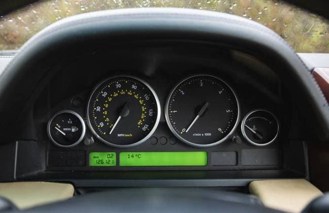Queen’s old Range Rover sells for over £66,000 after stunning restoration Story from Jam Press (Queens Range Rover) Pictured: Interior of the Range Rover. Queen’s old Range Rover sells for over £66,000 after stunning restoration A Range Rover once owned and driven by Her Majesty Queen Elizabeth II has sold for a whopping £66,375 after being lovingly restored. The 2007 Tonga Green Metallic SE 3.6 TDV8 was originally supplied new to the late Monarch and is thought to be the only diesel L322 Range Rover in that colour ever built for her. Other Royal Rovers were usually petrol-powered. Built to full Royal specification, it came with a few regal touches including rear grab handles to help Her Majesty get in and out, and a dog guard in the  Copyright: xJamxPress IconicxAuctioneers