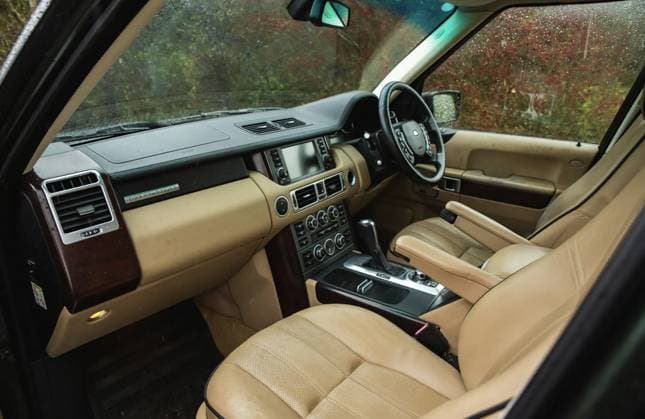 Queen’s old Range Rover sells for over £66,000 after stunning restoration Story from Jam Press (Queens Range Rover) Pictured: Interior of the Range Rover. Queen’s old Range Rover sells for over £66,000 after stunning restoration A Range Rover once owned and driven by Her Majesty Queen Elizabeth II has sold for a whopping £66,375 after being lovingly restored. The 2007 Tonga Green Metallic SE 3.6 TDV8 was originally supplied new to the late Monarch and is thought to be the only diesel L322 Range Rover in that colour ever built for her. Other Royal Rovers were usually petrol-powered. Built to full Royal specification, it came with a few regal touches including rear grab handles to help Her Majesty get in and out, and a dog guard in the  Copyright: xJamxPress IconicxAuctioneers