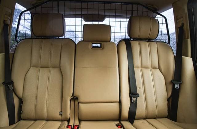 Queen’s old Range Rover sells for over £66,000 after stunning restoration Story from Jam Press (Queens Range Rover) Pictured: Interior of the Range Rover. Queen’s old Range Rover sells for over £66,000 after stunning restoration A Range Rover once owned and driven by Her Majesty Queen Elizabeth II has sold for a whopping £66,375 after being lovingly restored. The 2007 Tonga Green Metallic SE 3.6 TDV8 was originally supplied new to the late Monarch and is thought to be the only diesel L322 Range Rover in that colour ever built for her. Other Royal Rovers were usually petrol-powered. Built to full Royal specification, it came with a few regal touches including rear grab handles to help Her Majesty get in and out, and a dog guard in the  Copyright: xJamxPress IconicxAuctioneers