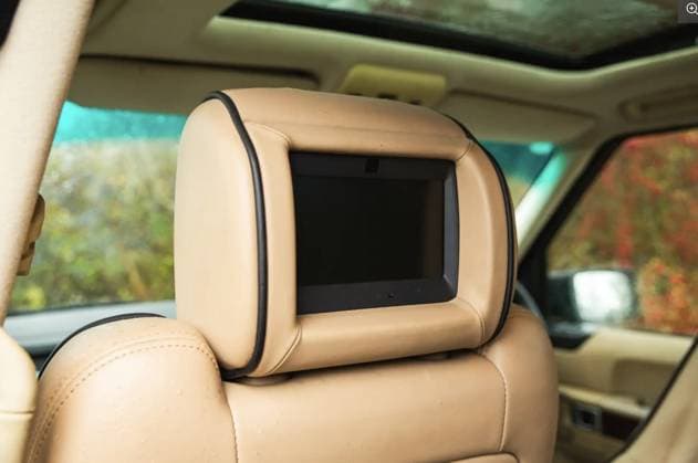 Queen’s old Range Rover sells for over £66,000 after stunning restoration Story from Jam Press (Queens Range Rover) Pictured: Interior of the Range Rover. Queen’s old Range Rover sells for over £66,000 after stunning restoration A Range Rover once owned and driven by Her Majesty Queen Elizabeth II has sold for a whopping £66,375 after being lovingly restored. The 2007 Tonga Green Metallic SE 3.6 TDV8 was originally supplied new to the late Monarch and is thought to be the only diesel L322 Range Rover in that colour ever built for her. Other Royal Rovers were usually petrol-powered. Built to full Royal specification, it came with a few regal touches including rear grab handles to help Her Majesty get in and out, and a dog guard in the  Copyright: xJamxPress IconicxAuctioneers