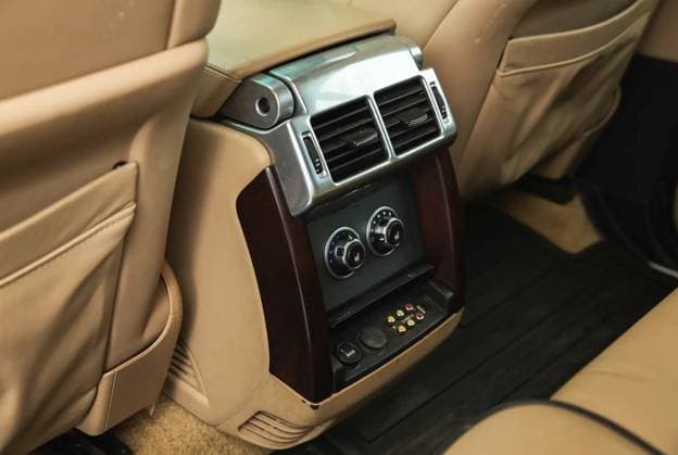 Queen’s old Range Rover sells for over £66,000 after stunning restoration Story from Jam Press (Queens Range Rover) Pictured: Interior of the Range Rover. Queen’s old Range Rover sells for over £66,000 after stunning restoration A Range Rover once owned and driven by Her Majesty Queen Elizabeth II has sold for a whopping £66,375 after being lovingly restored. The 2007 Tonga Green Metallic SE 3.6 TDV8 was originally supplied new to the late Monarch and is thought to be the only diesel L322 Range Rover in that colour ever built for her. Other Royal Rovers were usually petrol-powered. Built to full Royal specification, it came with a few regal touches including rear grab handles to help Her Majesty get in and out, and a dog guard in the  Copyright: xJamxPress IconicxAuctioneers