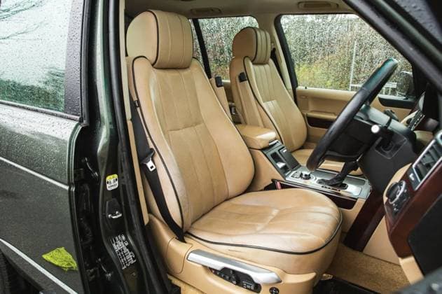 Queen’s old Range Rover sells for over £66,000 after stunning restoration Story from Jam Press (Queens Range Rover) Pictured: Interior of the Range Rover. Queen’s old Range Rover sells for over £66,000 after stunning restoration A Range Rover once owned and driven by Her Majesty Queen Elizabeth II has sold for a whopping £66,375 after being lovingly restored. The 2007 Tonga Green Metallic SE 3.6 TDV8 was originally supplied new to the late Monarch and is thought to be the only diesel L322 Range Rover in that colour ever built for her. Other Royal Rovers were usually petrol-powered. Built to full Royal specification, it came with a few regal touches including rear grab handles to help Her Majesty get in and out, and a dog guard in the  Copyright: xJamxPress IconicxAuctioneers