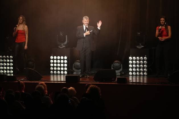 With his charming and soulful voice, the Argentinian enchanted the fans on the Ostalb Semino Rossi Over two hours of entertaining music With his charming and soulful voice, the Argentinian enchanted the fans on the Ostalb Germany, Schwaebisch Gmuend, Concress Centrum Stadtgarten, 09 11 2025 SP_GHR