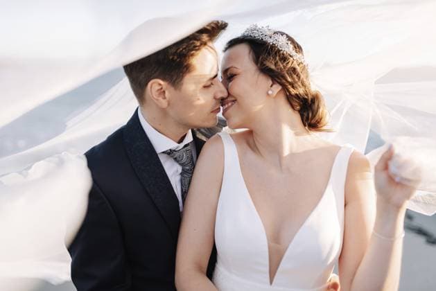 Frisch verheiratetes Paar unter dem Brautschleier bei Sonnenuntergang Just married couple under the bride veil at sunset Copyright: imageBROKER RubénxCarbó ibxiqx15496840.jpg ,model released, Symbolfoto ,property released