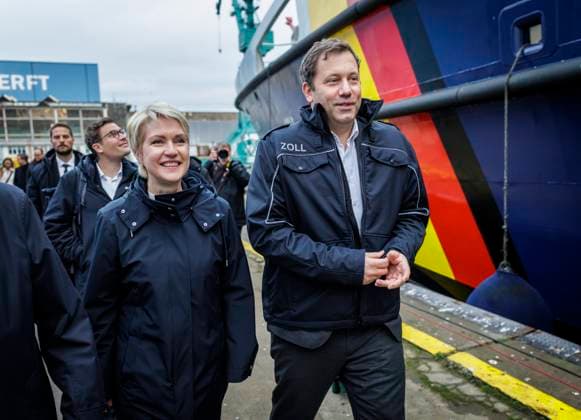 Lars Klingbeil, Bundesminister der Finanzen, aufgenommen im Rahmen der Fertigstellungsfeier des Zollschiff Friesland auf der Peene Werft in Wolgast. U.a. mit der Ministerpraesidentin von Mecklenburg-Vorpommern, Manuela Schwesig. Fotografiert im Auftrag des Bundesfinanzministeriums Wolgast Deutschland *** Lars Klingbeil, Federal Minister of Finance, photographed during the completion ceremony of the customs ship Friesland at the Peene shipyard in Wolgast U a with the Minister President of Mecklenburg-Vorpommern, Manuela Schwesig Photographed on behalf of the Federal Ministry of Finance Wolgast Germany Copyright: xThomasxKoehler BMFx