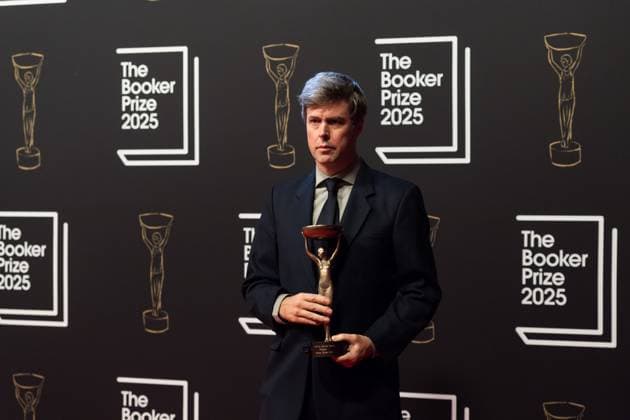 Booker Prize 2025 Award Ceremony in London LONDON, UNITED KINGDOM - NOVEMBER 10: Winner of the Booker Prize 2025 Hungarian-British author David Szalay holds the trophy as he poses during the award ceremony at Old Billingsgate in London, United Kingdom on November 10, 2025. Wiktor Szymanowicz Anadolu London United Kingdom. Editorial use only. Please get in touch for any other usage.  Copyright: x2025xAnadoluxWiktorxSzymanowiczx
