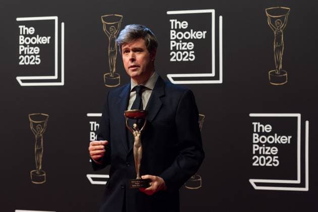 Booker Prize 2025 Award Ceremony in London LONDON, UNITED KINGDOM - NOVEMBER 10: Winner of the Booker Prize 2025 Hungarian-British author David Szalay holds the trophy as he poses during the award ceremony at Old Billingsgate in London, United Kingdom on November 10, 2025. Wiktor Szymanowicz Anadolu London United Kingdom. Editorial use only. Please get in touch for any other usage.  Copyright: x2025xAnadoluxWiktorxSzymanowiczx