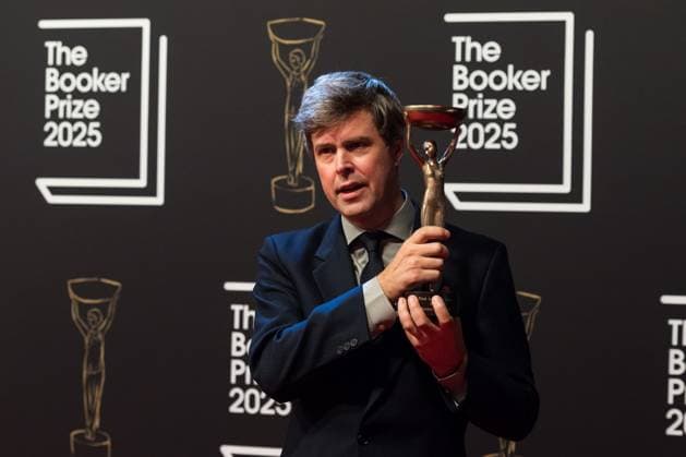 Booker Prize 2025 Award Ceremony in London LONDON, UNITED KINGDOM - NOVEMBER 10: Winner of the Booker Prize 2025 Hungarian-British author David Szalay holds the trophy as he poses during the award ceremony at Old Billingsgate in London, United Kingdom on November 10, 2025. Wiktor Szymanowicz Anadolu London United Kingdom. Editorial use only. Please get in touch for any other usage.  Copyright: x2025xAnadoluxWiktorxSzymanowiczx