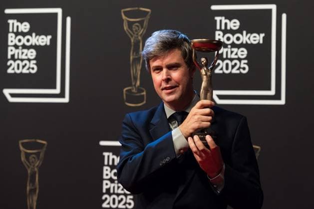 Booker Prize 2025 Award Ceremony in London LONDON, UNITED KINGDOM - NOVEMBER 10: Winner of the Booker Prize 2025 Hungarian-British author David Szalay holds the trophy as he poses during the award ceremony at Old Billingsgate in London, United Kingdom on November 10, 2025. Wiktor Szymanowicz Anadolu London United Kingdom. Editorial use only. Please get in touch for any other usage.  Copyright: x2025xAnadoluxWiktorxSzymanowiczx