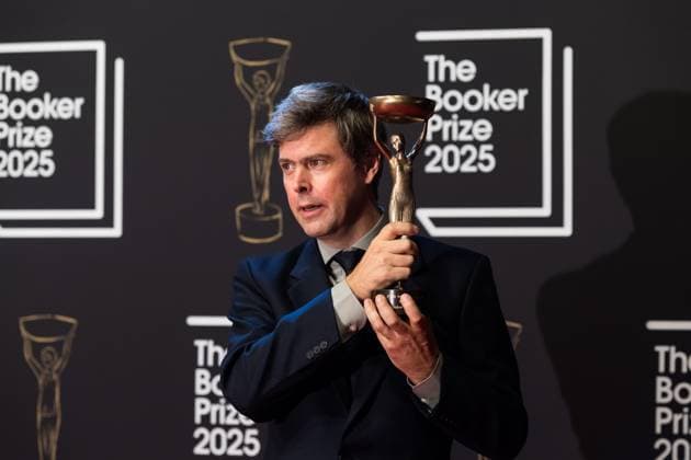 Booker Prize 2025 Award Ceremony in London LONDON, UNITED KINGDOM - NOVEMBER 10: Winner of the Booker Prize 2025 Hungarian-British author David Szalay holds the trophy as he poses during the award ceremony at Old Billingsgate in London, United Kingdom on November 10, 2025. Wiktor Szymanowicz Anadolu London United Kingdom. Editorial use only. Please get in touch for any other usage.  Copyright: x2025xAnadoluxWiktorxSzymanowiczx