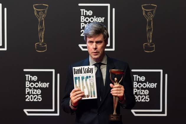 Booker Prize 2025 Award Ceremony in London LONDON, UNITED KINGDOM - NOVEMBER 10: Winner of the Booker Prize 2025 Hungarian-British author David Szalay holds the trophy as he poses during the award ceremony at Old Billingsgate in London, United Kingdom on November 10, 2025. Wiktor Szymanowicz Anadolu London United Kingdom. Editorial use only. Please get in touch for any other usage.  Copyright: x2025xAnadoluxWiktorxSzymanowiczx