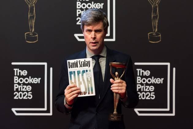 Booker Prize 2025 Award Ceremony in London LONDON, UNITED KINGDOM - NOVEMBER 10: Winner of the Booker Prize 2025 Hungarian-British author David Szalay holds the trophy as he poses during the award ceremony at Old Billingsgate in London, United Kingdom on November 10, 2025. Wiktor Szymanowicz Anadolu London United Kingdom. Editorial use only. Please get in touch for any other usage.  Copyright: x2025xAnadoluxWiktorxSzymanowiczx