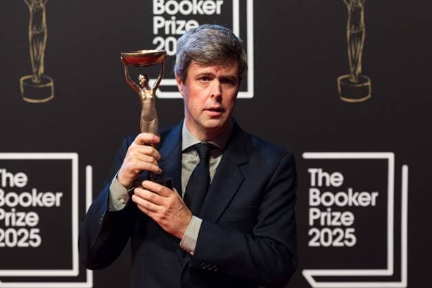 Booker Prize 2025 Award Ceremony in London LONDON, UNITED KINGDOM - NOVEMBER 10: Winner of the Booker Prize 2025 Hungarian-British author David Szalay holds the trophy as he poses during the award ceremony at Old Billingsgate in London, United Kingdom on November 10, 2025. Wiktor Szymanowicz Anadolu London United Kingdom. Editorial use only. Please get in touch for any other usage.  Copyright: x2025xAnadoluxWiktorxSzymanowiczx