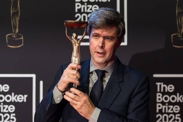 Booker Prize 2025 Award Ceremony in London LONDON, UNITED KINGDOM - NOVEMBER 10: Winner of the Booker Prize 2025 Hungarian-British author David Szalay holds the trophy as he poses during the award ceremony at Old Billingsgate in London, United Kingdom on November 10, 2025. Wiktor Szymanowicz Anadolu London United Kingdom. Editorial use only. Please get in touch for any other usage.  Copyright: x2025xAnadoluxWiktorxSzymanowiczx