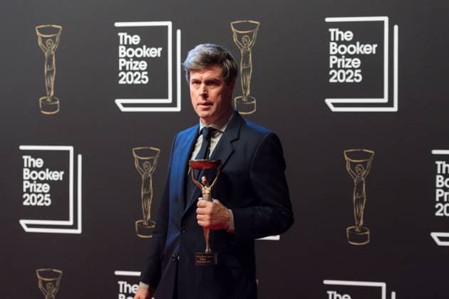 Booker Prize 2025 Award Ceremony in London LONDON, UNITED KINGDOM - NOVEMBER 10: Winner of the Booker Prize 2025 Hungarian-British author David Szalay holds the trophy as he poses during the award ceremony at Old Billingsgate in London, United Kingdom on November 10, 2025. Wiktor Szymanowicz Anadolu London United Kingdom. Editorial use only. Please get in touch for any other usage.  Copyright: x2025xAnadoluxWiktorxSzymanowiczx