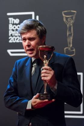 Booker Prize 2025 Award Ceremony in London LONDON, UNITED KINGDOM - NOVEMBER 10: Winner of the Booker Prize 2025 Hungarian-British author David Szalay holds the trophy as he poses during the award ceremony at Old Billingsgate in London, United Kingdom on November 10, 2025. Wiktor Szymanowicz Anadolu London United Kingdom. Editorial use only. Please get in touch for any other usage.  Copyright: x2025xAnadoluxWiktorxSzymanowiczx