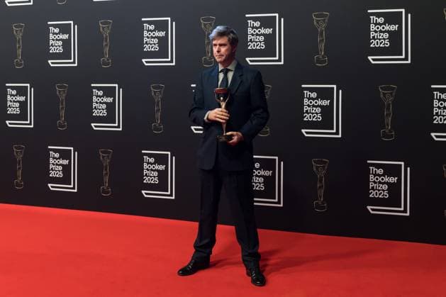 Booker Prize 2025 Award Ceremony in London LONDON, UNITED KINGDOM - NOVEMBER 10: Winner of the Booker Prize 2025 Hungarian-British author David Szalay holds the trophy during the award ceremony at Old Billingsgate in London, United Kingdom on November 10, 2025. Wiktor Szymanowicz Anadolu London United Kingdom. Editorial use only. Please get in touch for any other usage.  Copyright: x2025xAnadoluxWiktorxSzymanowiczx