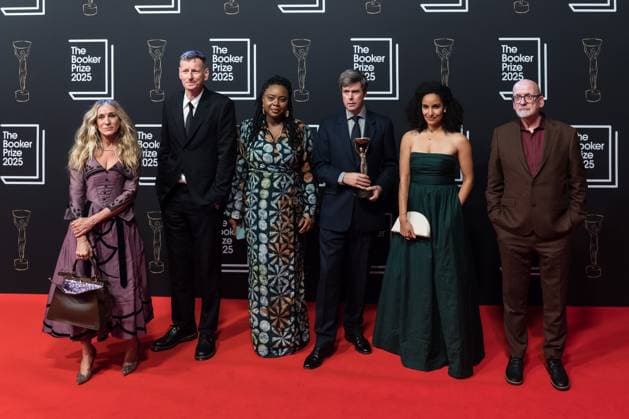 Booker Prize 2025 Award Ceremony in London LONDON, UNITED KINGDOM - NOVEMBER 10: Winner of the Booker Prize 2025 Hungarian-British author David Szalay (3rd R) poses with judges (L-R) Sarah Jessica Parker, Chris Power, Ayobami Adebayo, Kiley Reid and Roddy Doyle during the award ceremony at Old Billingsgate in London, United Kingdom on November 10, 2025. Wiktor Szymanowicz Anadolu London United Kingdom. Editorial use only. Please get in touch for any other usage.  Copyright: x2025xAnadoluxWiktorxSzymanowiczx