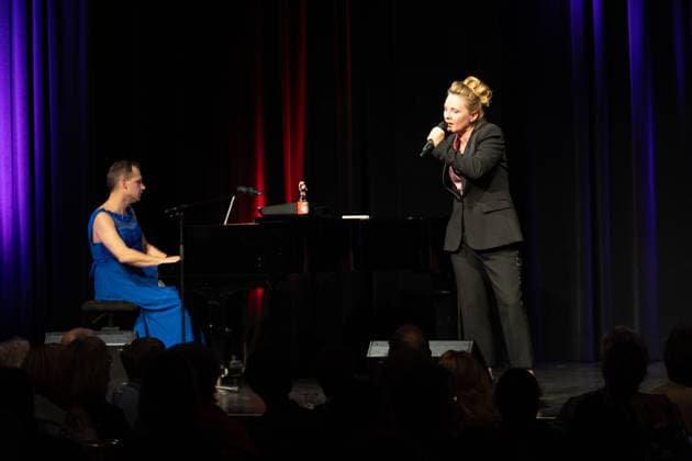Sisters of Comedy Nachgelacht at Haus der Springmaus in Bonn 10 11 2025 Mathias Höderath and singer Peggy Sugarhill Sisters of Comedy Nachgelacht, benefit show at Haus der Springmaus in Bonn Endenich on 10 November 2025 Hosted b Copyright: xBonn.digitalx xMarcxJohnx
