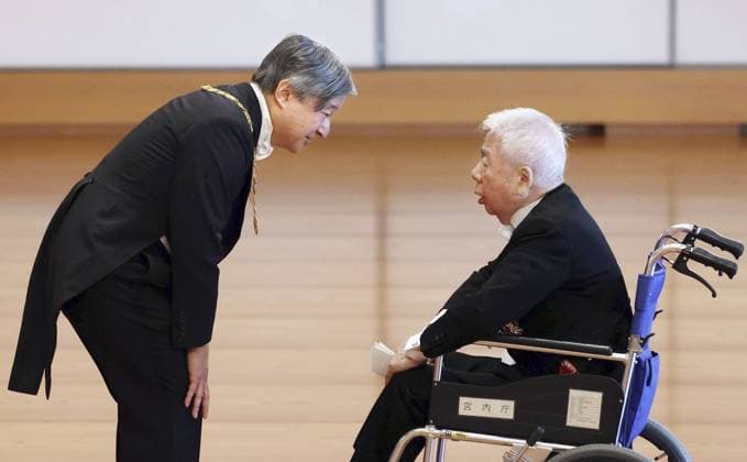 Imperial conferment of decorations Japanese Emperor Naruhito (L) speaks to former House of Councillors President Hidehisa Otsuji during a Grand Cordon conferment ceremony at the Imperial Palace in Tokyo on Nov. 11, 2025. (Pool photo)  A14AA0005026688P
