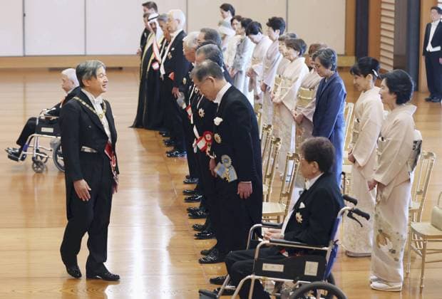 Imperial conferment of decorations Japanese Emperor Naruhito (L) speaks to Grand Cordon recipients during a conferment ceremony at the Imperial Palace in Tokyo on Nov. 11, 2025. (Pool photo)  A14AA0005026689P