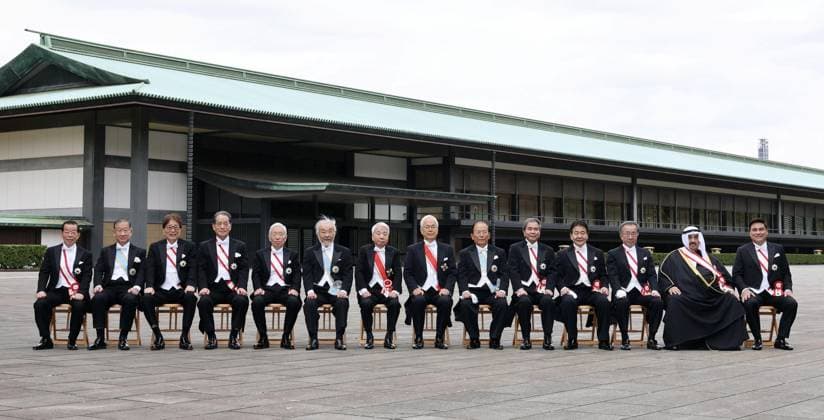 Recipients of Japanese decorations Recipients of the Grand Cordon, including former House of Councillors President Hidehisa Otsuji (7th from L) and former Supreme Court chief justice Saburo Tokura (8th from L), pose for a commemorative photo following the conferment ceremony at the Imperial Palace in Tokyo on Nov. 11, 2025.  A14AA0005026691P