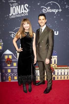 November 10, 2025, New York, United States: (L-R) Elizabeth Berger and Isaac Aptaker attend Disney+ s A Very Jonas Christmas Movie New York Premiere at New York City Center. New York United States - ZUMAs197 20251110_aaa_s197_343 Copyright: xRonxAdarx