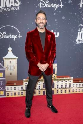 November 10, 2025, New York, United States: Adam Fishbach attends Disney+ s A Very Jonas Christmas Movie New York Premiere at New York City Center. New York United States - ZUMAs197 20251110_aaa_s197_353 Copyright: xRonxAdarx