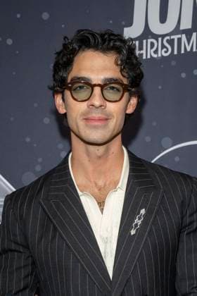 November 10, 2025, New York, United States: Joe Jonas attends Disney+ s A Very Jonas Christmas Movie New York Premiere at New York City Center. New York United States - ZUMAs197 20251110_aaa_s197_441 Copyright: xRonxAdarx