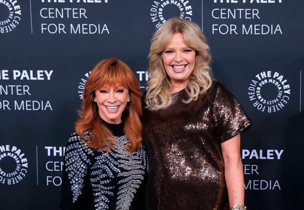 November 10, 2025, Beverly Hills, California, USA: Reba McEntire and Melissa Peterman on the red carpet of the 2025 Paley Honors Fall Gala held on Monday November 10, 2025 at the Hilton Hotel in Beverly Hills, California. JAVIER ROJAS PI Beverly Hills USA - ZUMAp124 20251110_zaa_p124_027 Copyright: xJavierxRojasx