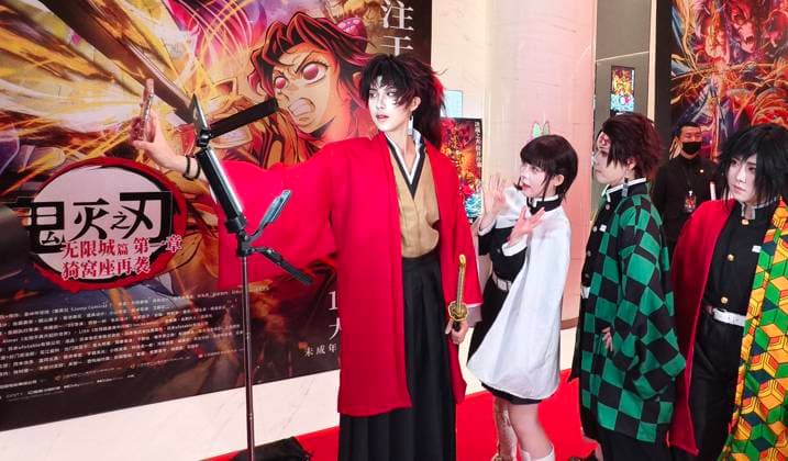 Demon Slayer Kimetsu no Yaiba - The Movie: Infinity Castle China Premiere Ceremony SHANGHAI, CHINA - NOVEMBER 10, 2025 - Demon Slayer Kimetsu no Yaiba - The Movie: Infinity Castle China Premiere Ceremony, fan cosplay takes a photo in front of the poster wall as an anime character, Shanghai, China on November 10, 2025. Shanghai Shanghai China  Copyright: xCFOTOx i1762873152151