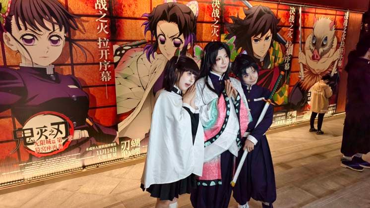 Demon Slayer Kimetsu no Yaiba - The Movie: Infinity Castle China Premiere Ceremony SHANGHAI, CHINA - NOVEMBER 10, 2025 - Demon Slayer Kimetsu no Yaiba - The Movie: Infinity Castle China Premiere Ceremony, fan cosplay takes a photo in front of the poster wall as an anime character, Shanghai, China on November 10, 2025. Shanghai Shanghai China  Copyright: xCFOTOx i1762873152914