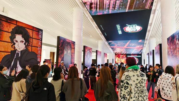 Demon Slayer Kimetsu no Yaiba - The Movie: Infinity Castle China Premiere Ceremony SHANGHAI, CHINA - NOVEMBER 10, 2025 - Demon Slayer -Kimetsu no Yaiba- The Movie: Infinity Castle China Premiere Ceremony, promotional video played on the cinema lobby canopy, Shanghai, China on November 10, 2025. Shanghai Shanghai China  Copyright: xCFOTOx i1762873154652