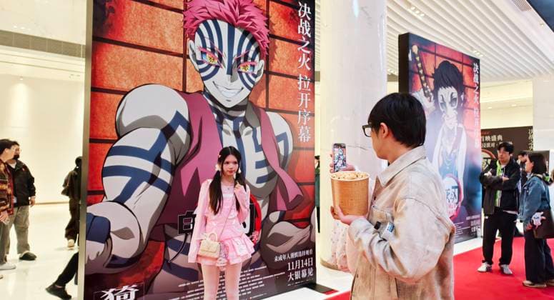 Demon Slayer Kimetsu no Yaiba - The Movie: Infinity Castle China Premiere Ceremony SHANGHAI, CHINA - NOVEMBER 10, 2025 - Demon Slayer Kimetsu no Yaiba - The Movie: Infinity Castle China Premiere Ceremony, fan cosplay takes a photo in front of the poster wall as an anime character, Shanghai, China on November 10, 2025. Shanghai Shanghai China  Copyright: xCFOTOx i1762873154829