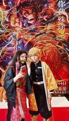 Demon Slayer Kimetsu no Yaiba - The Movie: Infinity Castle China Premiere Ceremony SHANGHAI, CHINA - NOVEMBER 10, 2025 - Demon Slayer Kimetsu no Yaiba - The Movie: Infinity Castle China Premiere Ceremony, fan cosplay takes a photo in front of the poster wall as an anime character, Shanghai, China on November 10, 2025. Shanghai Shanghai China  Copyright: xCFOTOx i1762873156329