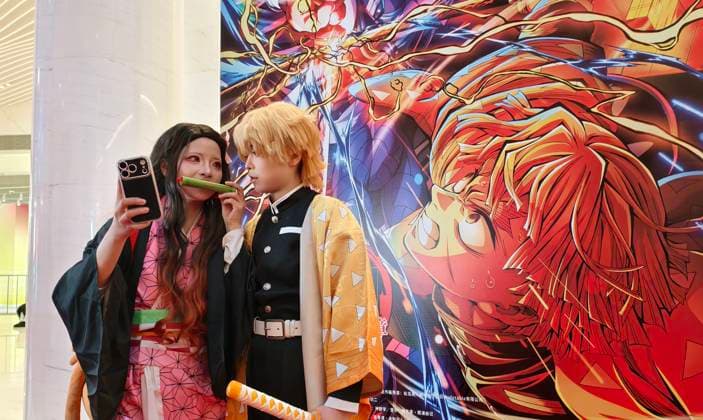 Demon Slayer Kimetsu no Yaiba - The Movie: Infinity Castle China Premiere Ceremony SHANGHAI, CHINA - NOVEMBER 10, 2025 - Demon Slayer Kimetsu no Yaiba - The Movie: Infinity Castle China Premiere Ceremony, fan cosplay takes a photo in front of the poster wall as an anime character, Shanghai, China on November 10, 2025. Shanghai Shanghai China  Copyright: xCFOTOx i1762873156513