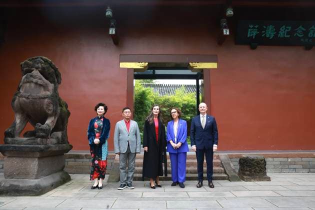 11-11-2025 China 11-11-2025 China Queen Letizia with actress and president of the Peoples Art Theater of Sichuan, Don Fang (L); president of the writers association of Sichuan, Alai (2-R); Director of Cervantes Institute in Beijing, Isabel Cervera (2-R); and Cultural Attache of the Spanish Embassy in China, Juan Jose Herrera de la Muela (R), at the Park Wangjianglou before an event to conmemorate the 150th Anniversary of the birth of Spanish poet Antonio Machado, as part of the state visit to China, in Chengdu, China. Â  Copyright: xPPEx