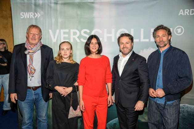 abb Verschollen Axel Milberg, Elisa Schlott, Luka Omoto, Daniel Harrich and Benjamin Sadler Actors at the preview of the new investigative ARD feature film VERSCHOLLEN by writer director Daniel Harrich at ARD Hauptstadtstudio on 10 11 2025 in Berlin Berlin Germany