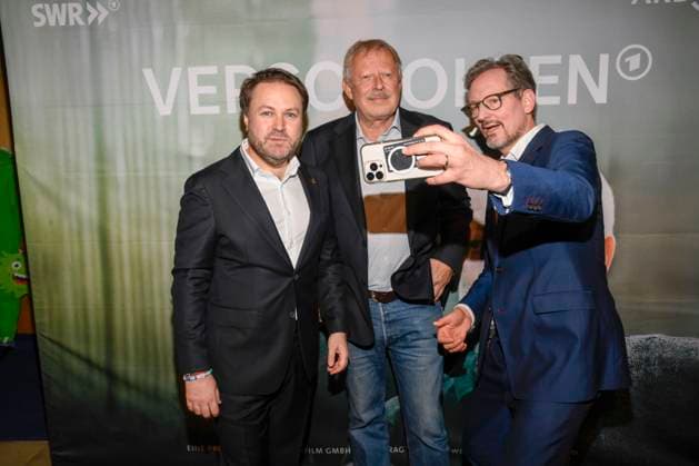 abb Verschollen Daniel Harrich author Axel Milberg and Eckart von Hirschhausen takes cell phone photos presenter actor at the preview of the new investigative ARD feature film VERSCHOLLEN by author director Daniel Harrich at ARD Hauptstadtstudio on 10 11 2025 in Berlin Berlin Germany