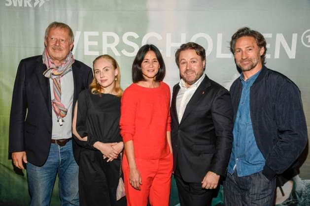 abb Verschollen Axel Milberg, Elisa Schlott, Luka Omoto, Daniel Harrich and Benjamin Sadler Actors at the preview of the new investigative ARD feature film VERSCHOLLEN by writer director Daniel Harrich at ARD Hauptstadtstudio on 10 11 2025 in Berlin Berlin Germany
