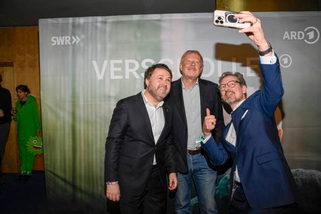 abb Verschollen Daniel Harrich author Axel Milberg and Eckart von Hirschhausen takes cell phone photos presenter actor at the preview of the new investigative ARD feature film VERSCHOLLEN by author director Daniel Harrich at ARD Hauptstadtstudio on 10 11 2025 in Berlin Berlin Germany