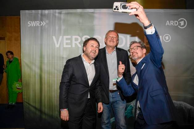 abb Verschollen Daniel Harrich author Axel Milberg and Eckart von Hirschhausen takes cell phone photos presenter actor at the preview of the new investigative ARD feature film VERSCHOLLEN by author director Daniel Harrich at ARD Hauptstadtstudio on 10 11 2025 in Berlin Berlin Germany